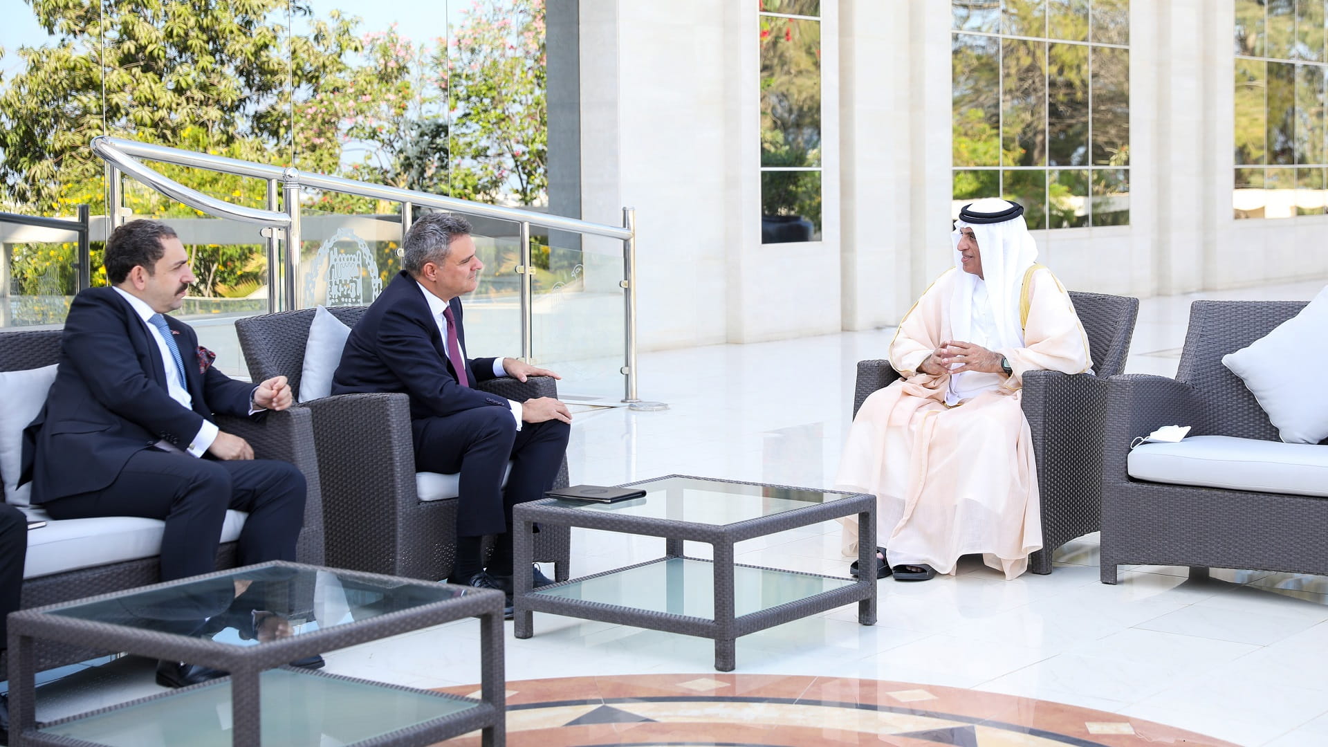 صورة بعنوان: حاكم رأس الخيمة يبحث مع سفير تركيا الجديد تعزيز العلاقات 