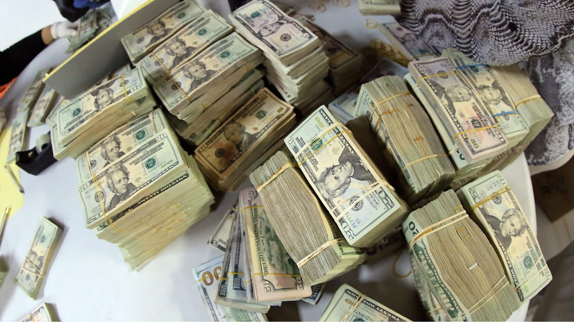 Image for the title: The dollar strengthens versus safe havens on Omicron news 