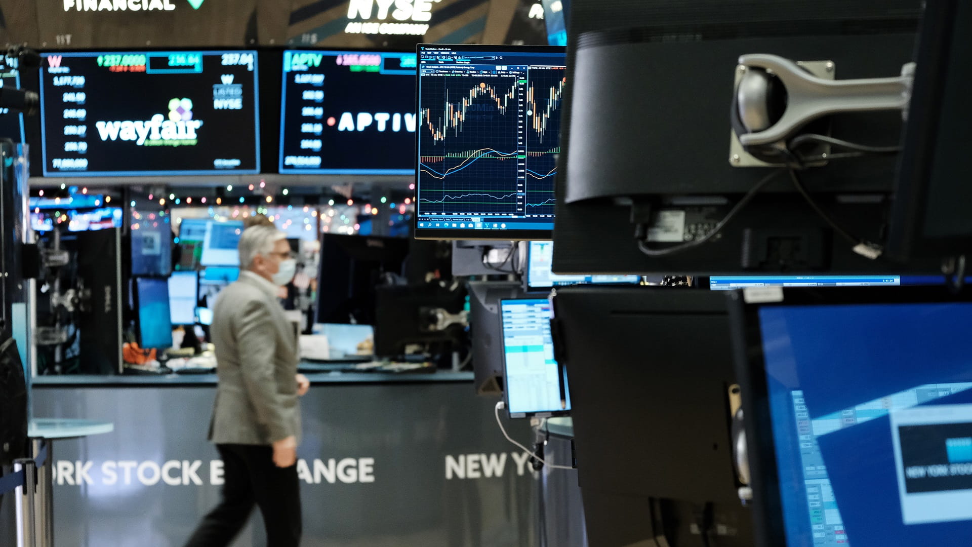 Image for the title: US stocks mixed amid elevated volatility 