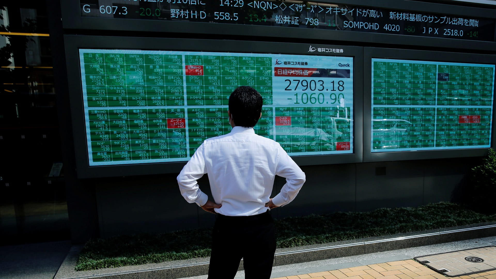 صورة بعنوان: نيكي يحقق أكبر قفزة في شهر مع انحسار مخاوف أوميكرون 