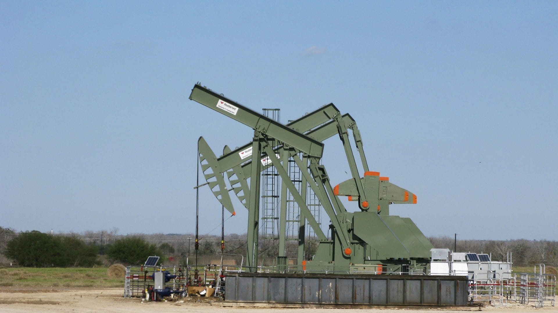 صورة بعنوان: النفط يصعد مع تراجع المخاوف بشأن أوميكرون 