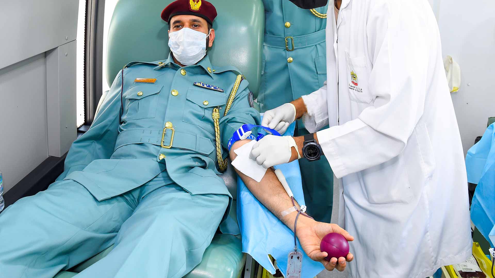 صورة بعنوان: شرطةالشارقةتنظم حملة للتبرع بالدم تزامناً مع اليوم العالمي للتطوع 