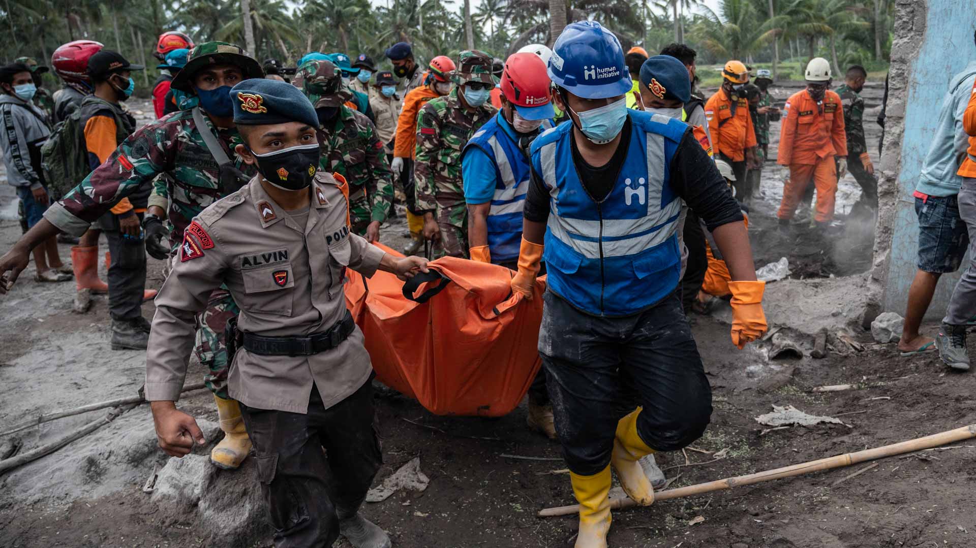 صورة بعنوان: مع حمم كثيفة...حصيلة بركان سيميرو في إندونيسيا ترتفع إلى 34 قتيلاً 