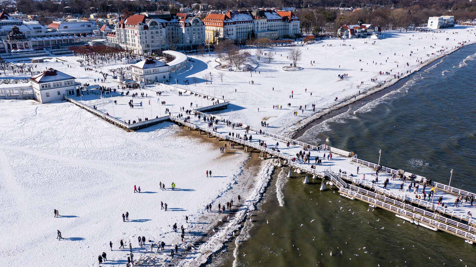 Image for the title: Poland adopts new restrictions to fight pandemic 