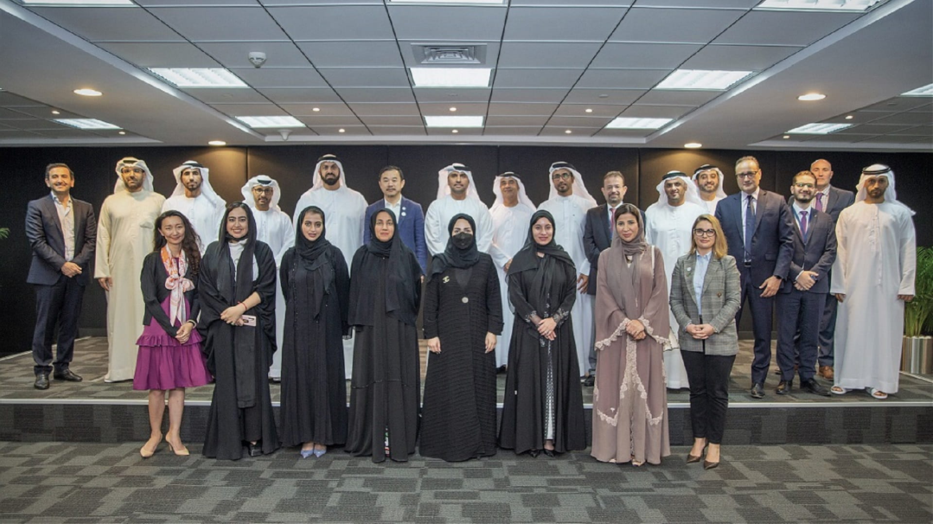 صورة بعنوان: بريد الإمارات يستقبل وفداً من جامعة محمد بن زايد للذكاء الاصطناعي 