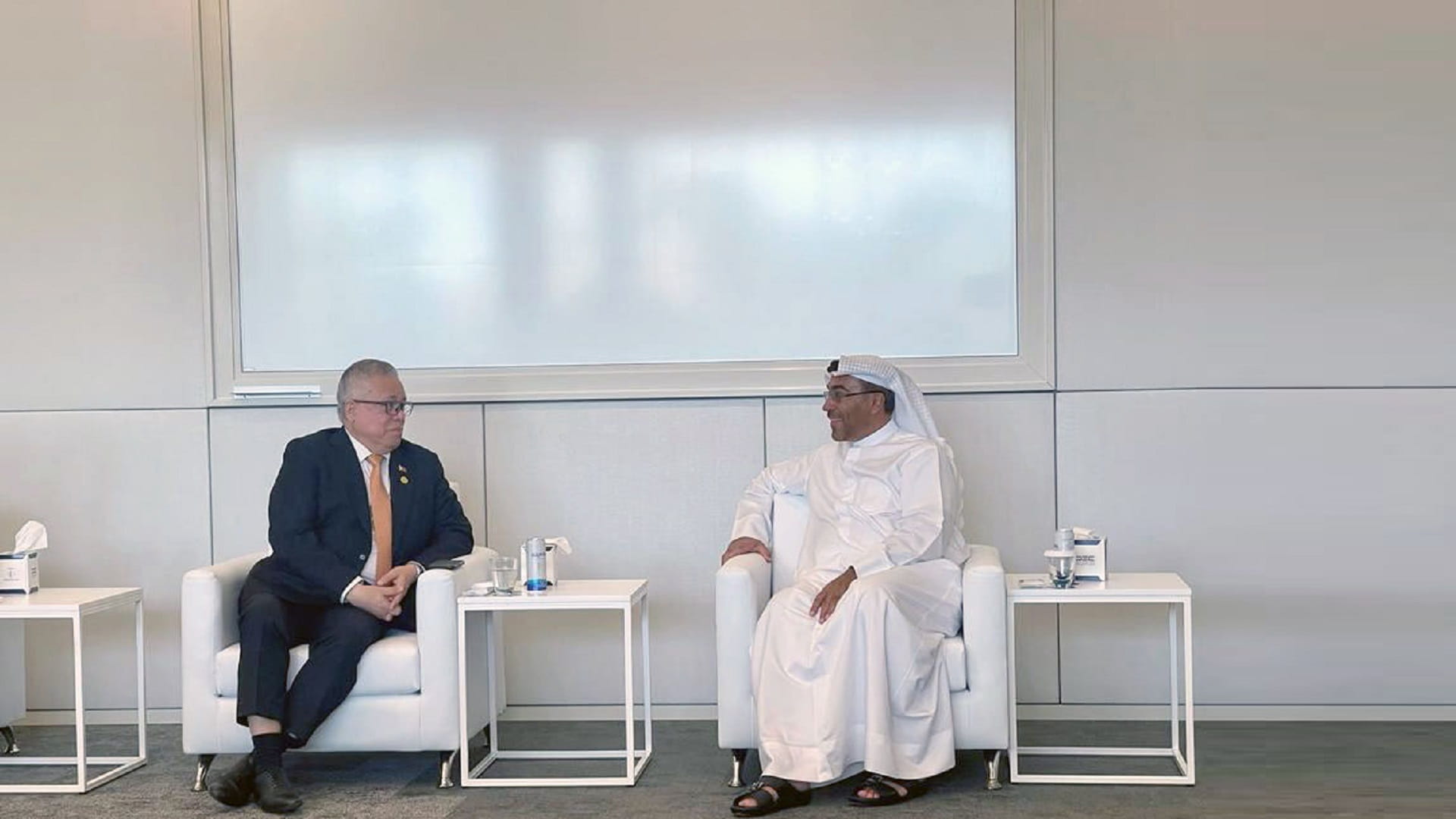 صورة بعنوان: الصايغ ووزير التجارة والصناعة الفلبيني يبحثان تعزيز التعاون 