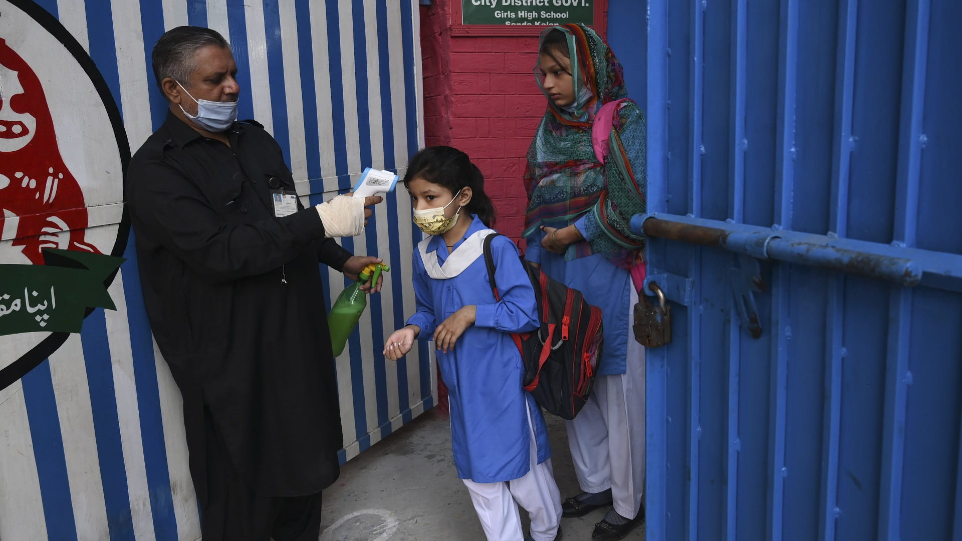 Image for the title: Pakistan records 313 new cases of COVID-19 