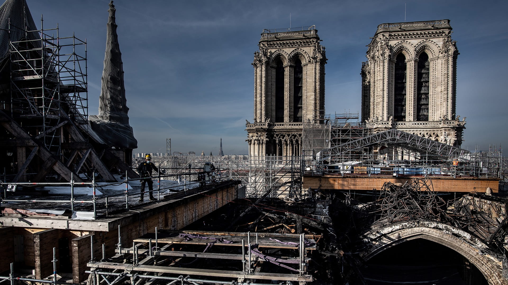 Image for the title: France approves controversial Notre-Dame redesign 