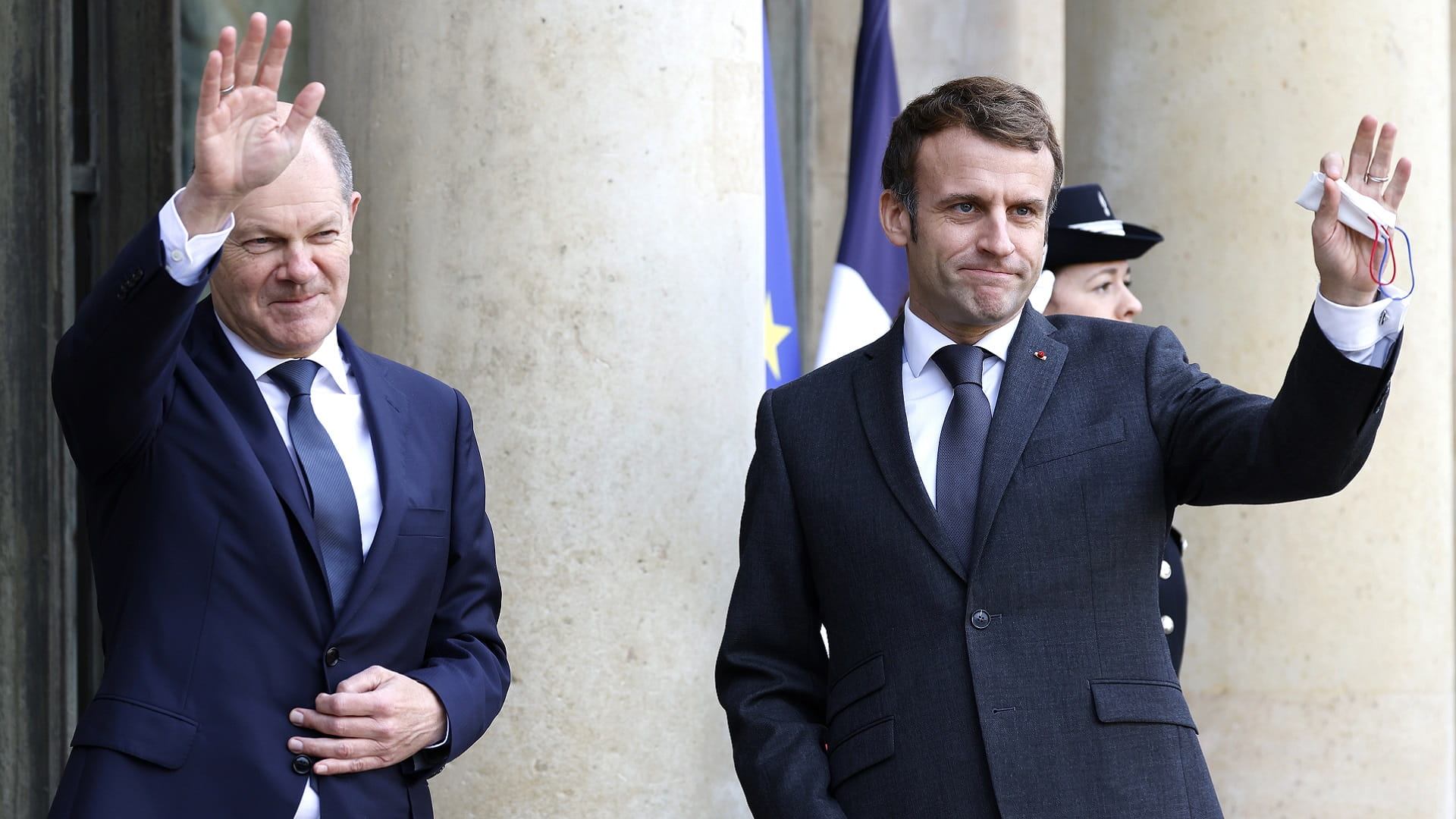 Image for the title: Macron hails 'convergence of views' in first meeting with Scholz 