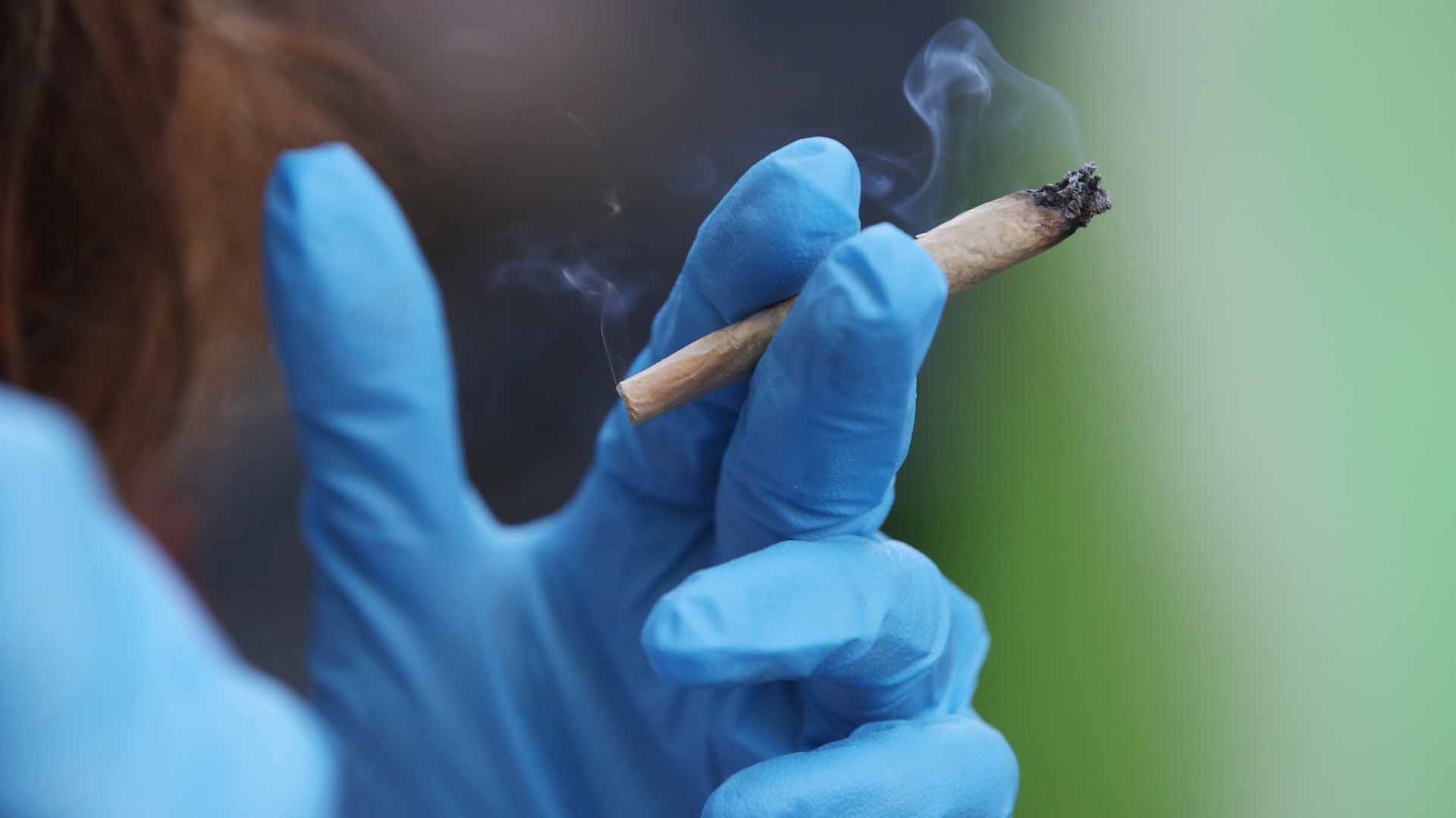 Image for the title: NZ plans lifetime ban on cigarette sales to stamp out smoking 