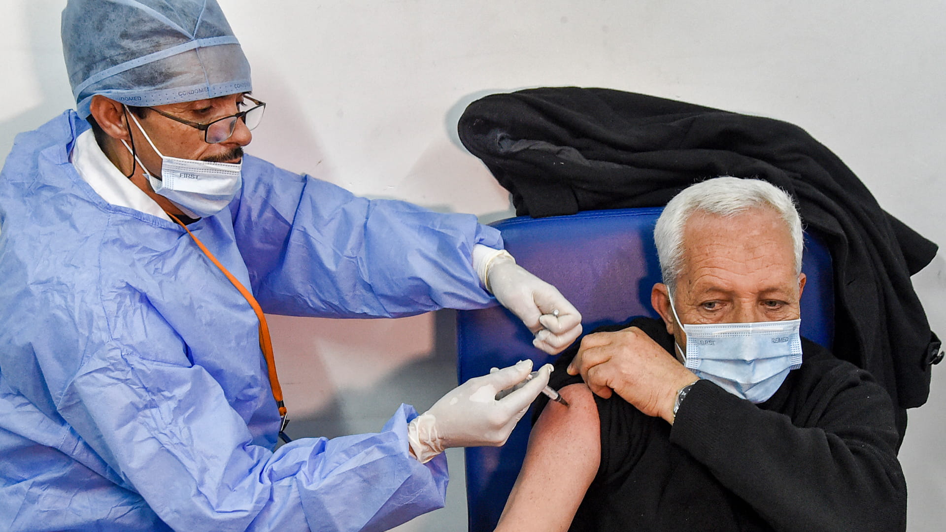 صورة بعنوان: بأنباء سارة...جرعة تنشيطية من لقاح فايزر تحمي من أوميكرون 