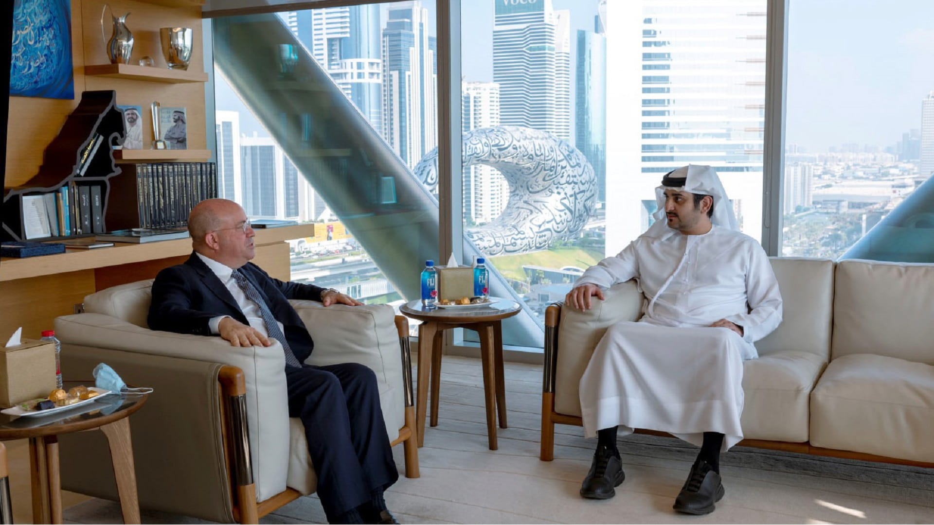 Image for the title: Maktoum bin Mohammed meets with President of CNN 