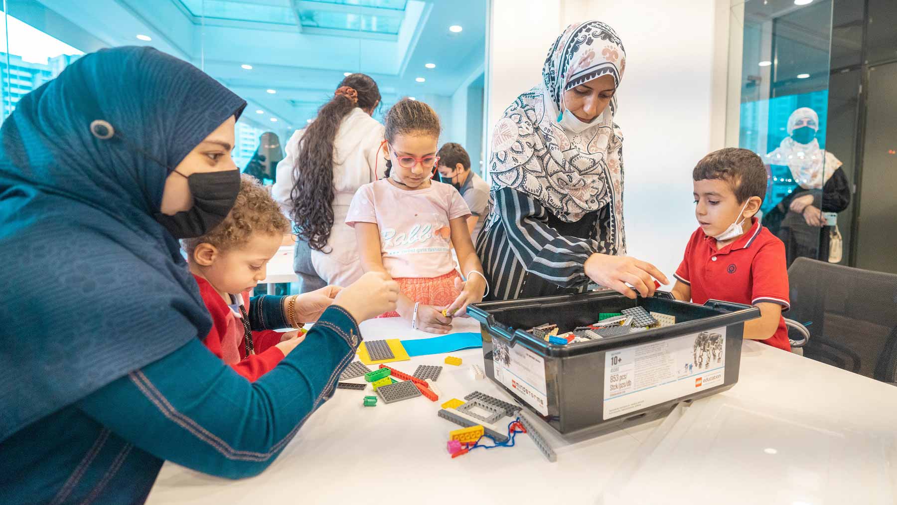 صورة بعنوان: الأطفال وأمهاتهم في تحدي بناء جسر المكعبات بمهرجان فعاليات الشارقة 