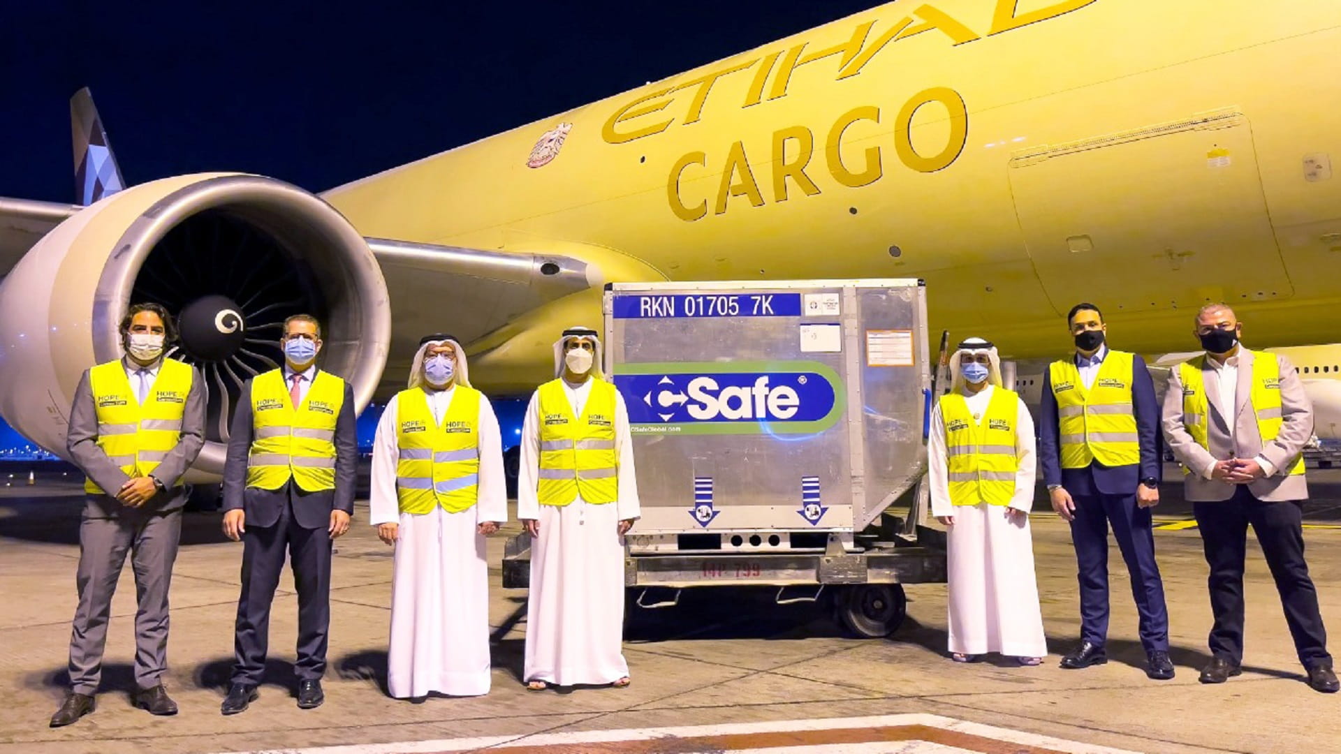 صورة بعنوان: أبوظبي تتسلم شحنة من عقار إيفوشيلد لعلاج كوفيد-19 من أسترازينيكا 