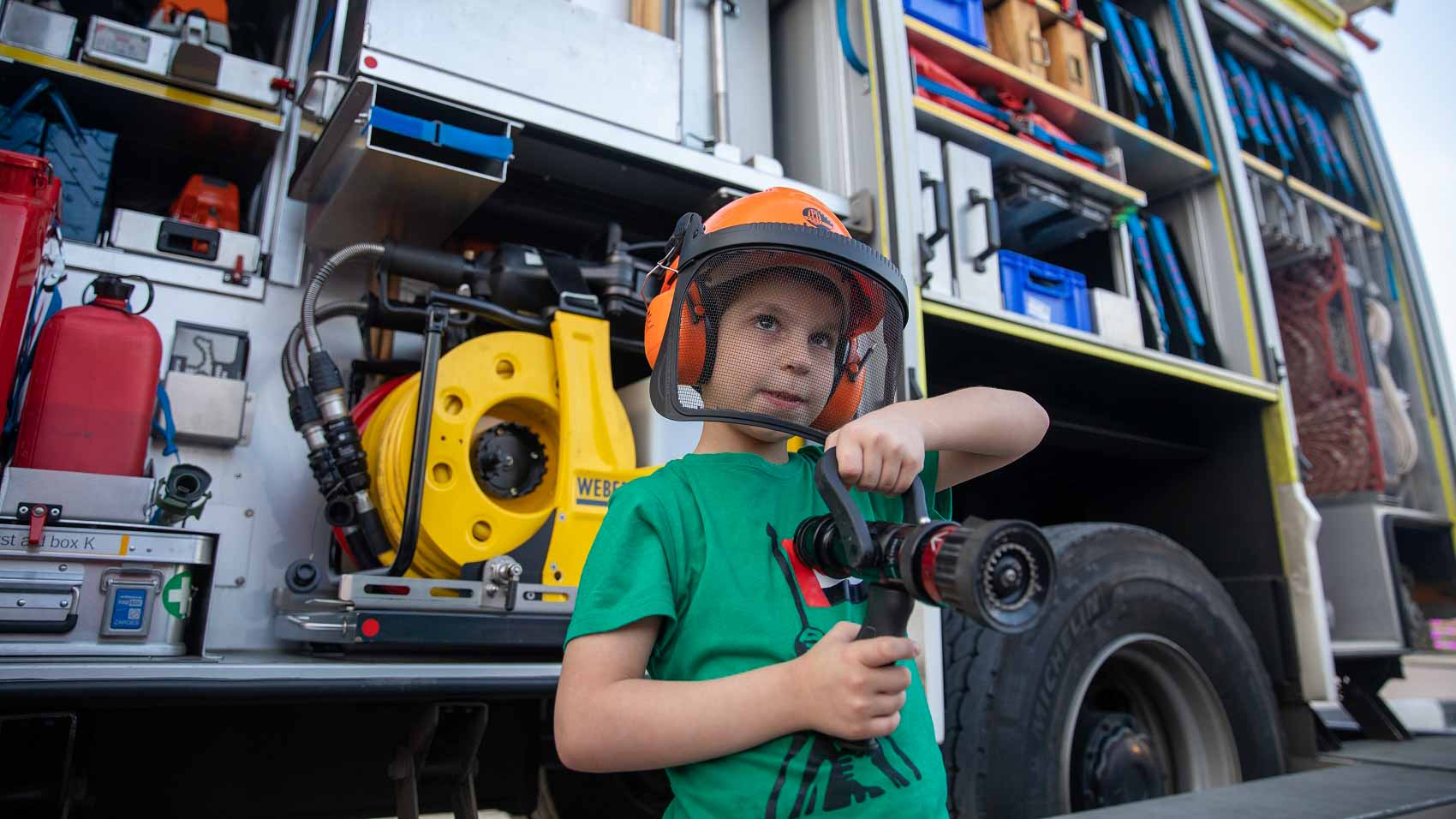 صورة بعنوان: رحلة إلى كواليس عمل رجال الدفاع المدني في "مهرجان فعاليات الشارقة" 