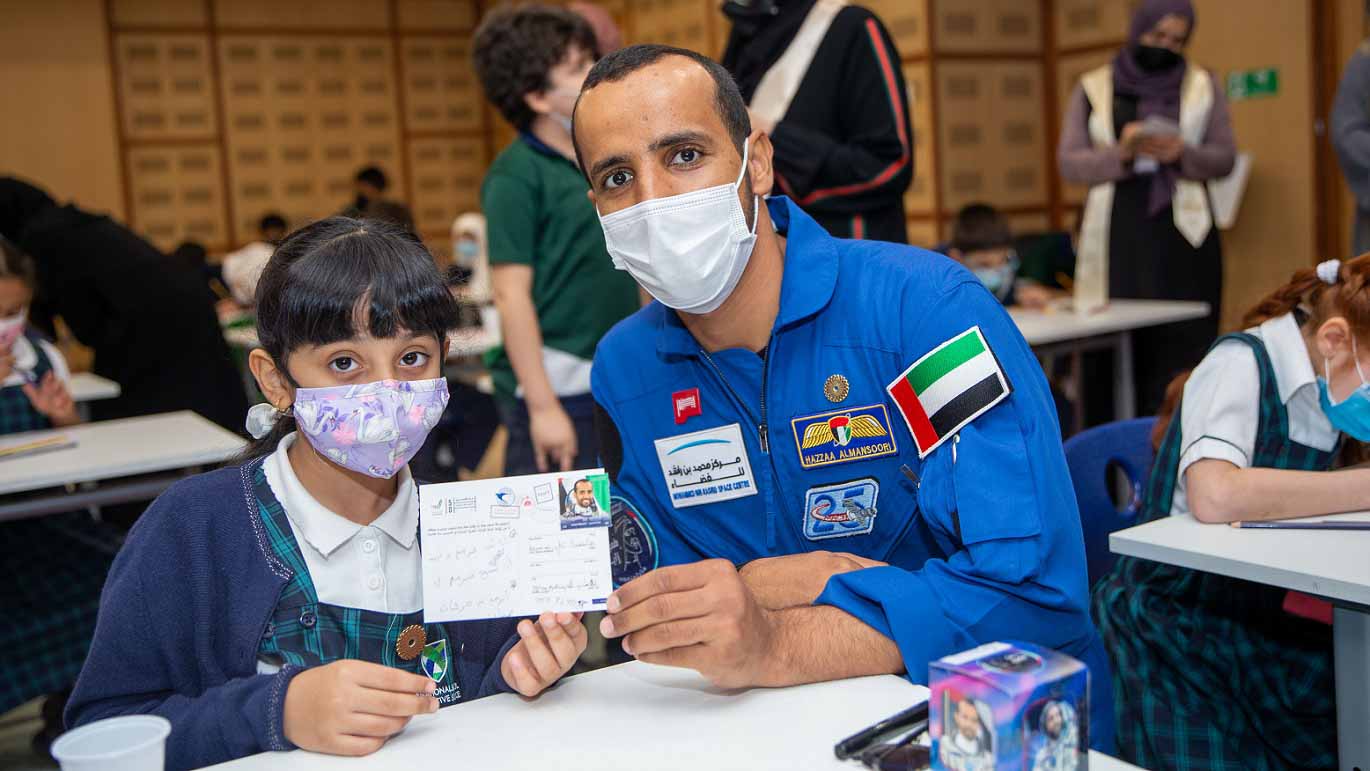صورة بعنوان: "بريد الإمارات" تطلق مبادرة "البطاقات البريدية للفضاء"  