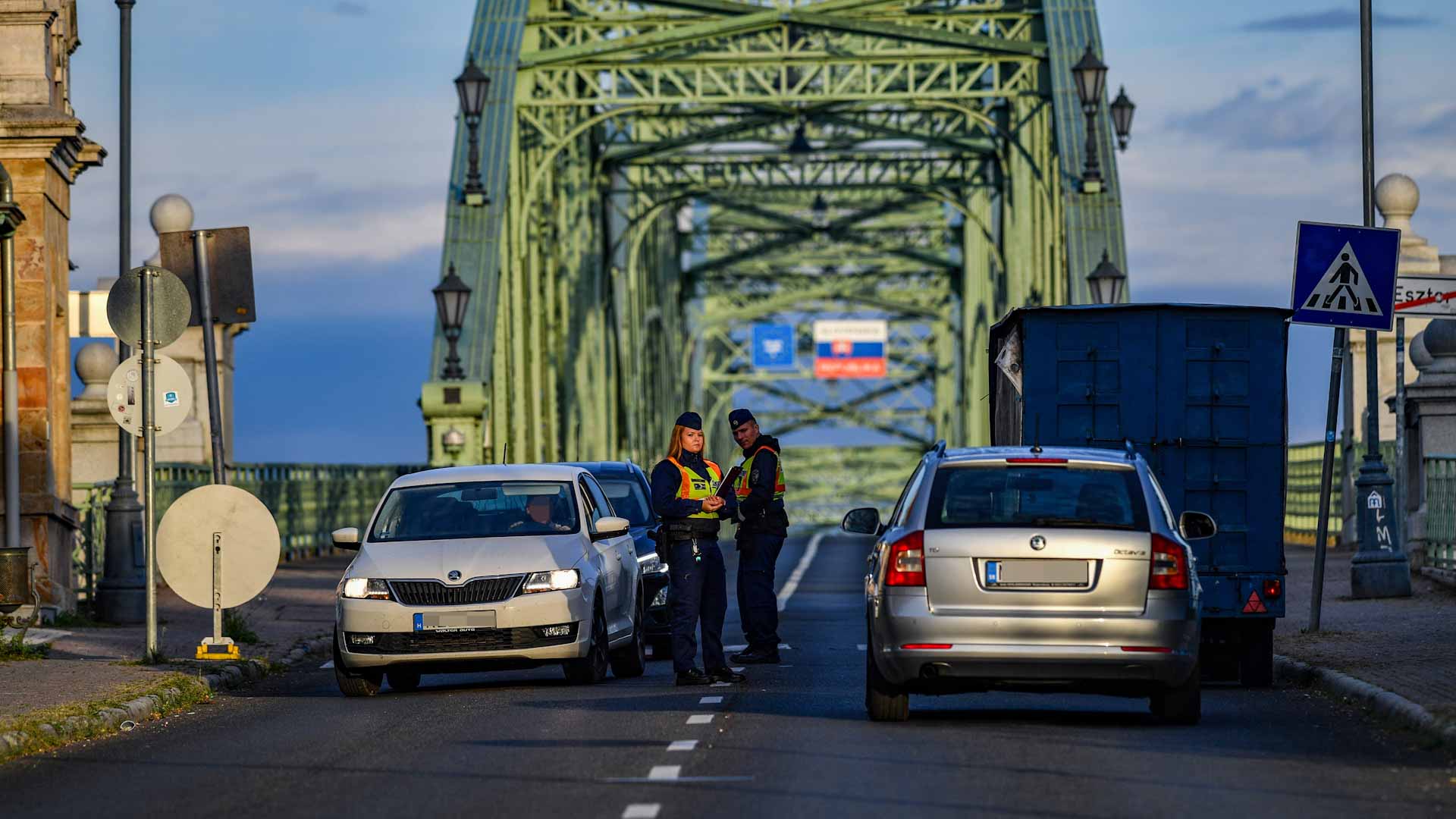 صورة بعنوان: مقتل 7 وإصابة 4 في تحطم سيارة تقل مهاجرين في المجر 