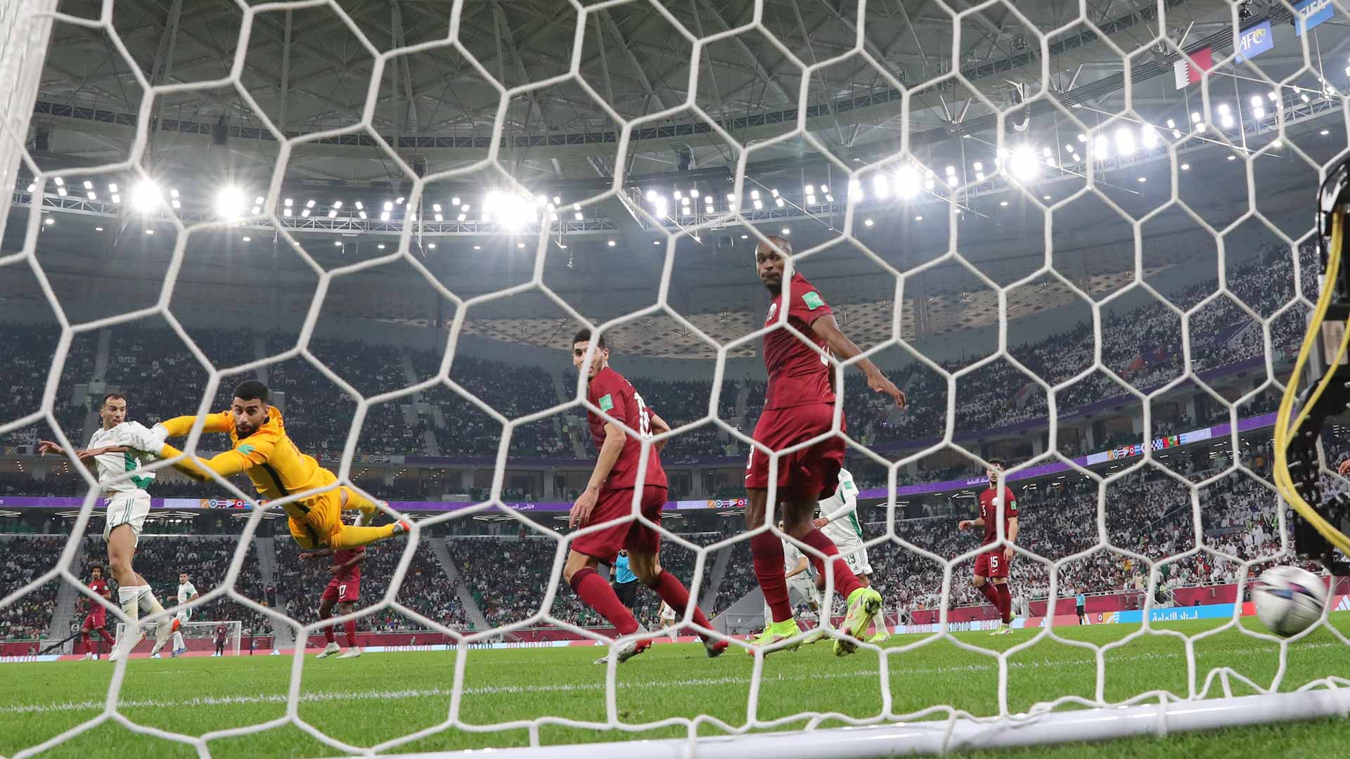 صورة بعنوان: بعد مباراة مثيرة...الجزائر تتأهل إلى نهائي كأس العرب على حساب قطر 