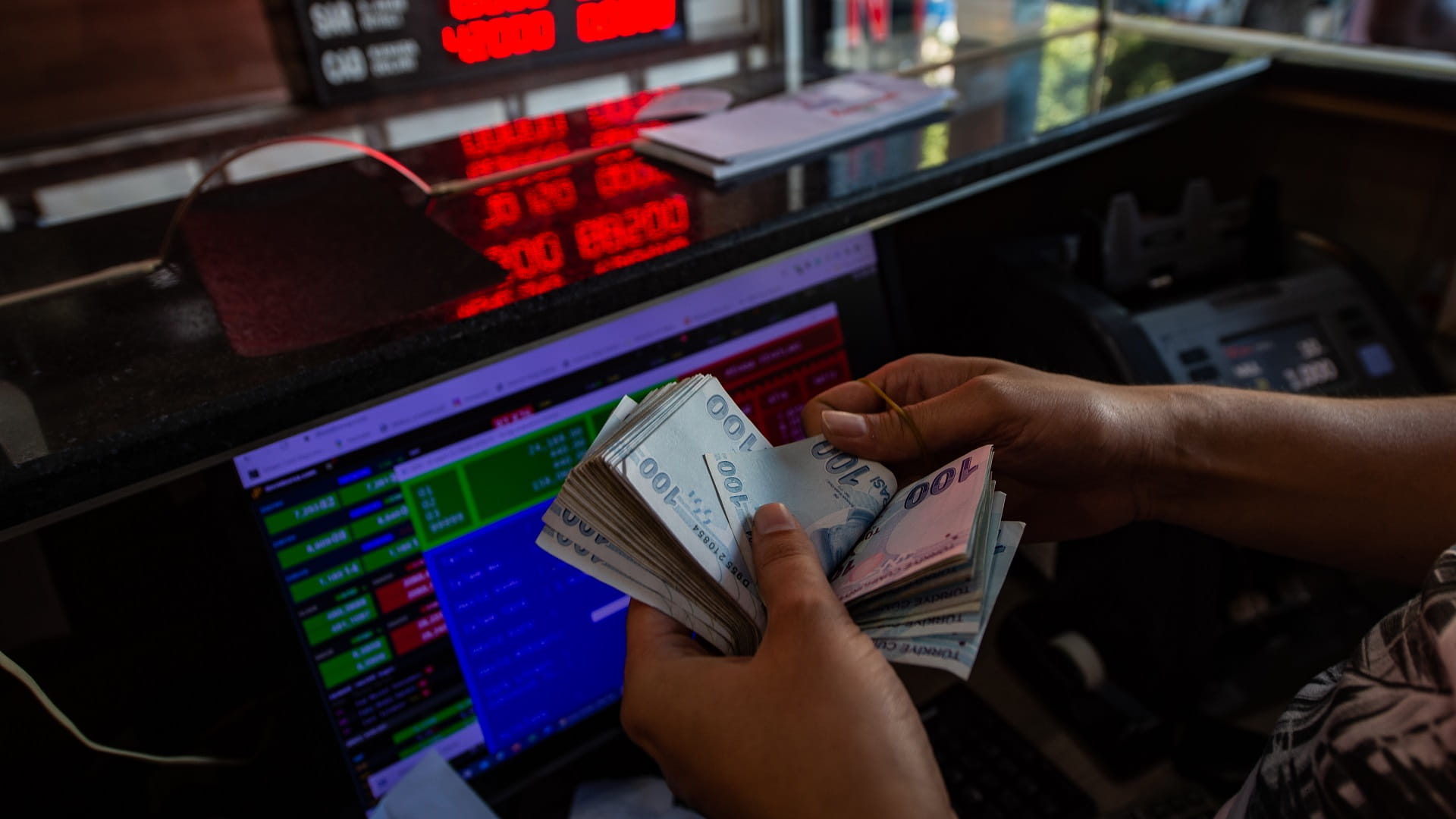 صورة بعنوان: الليرة التركية تسجل انخفاضاً قياسياً وتتجاوز 15 ليرة للدولار  