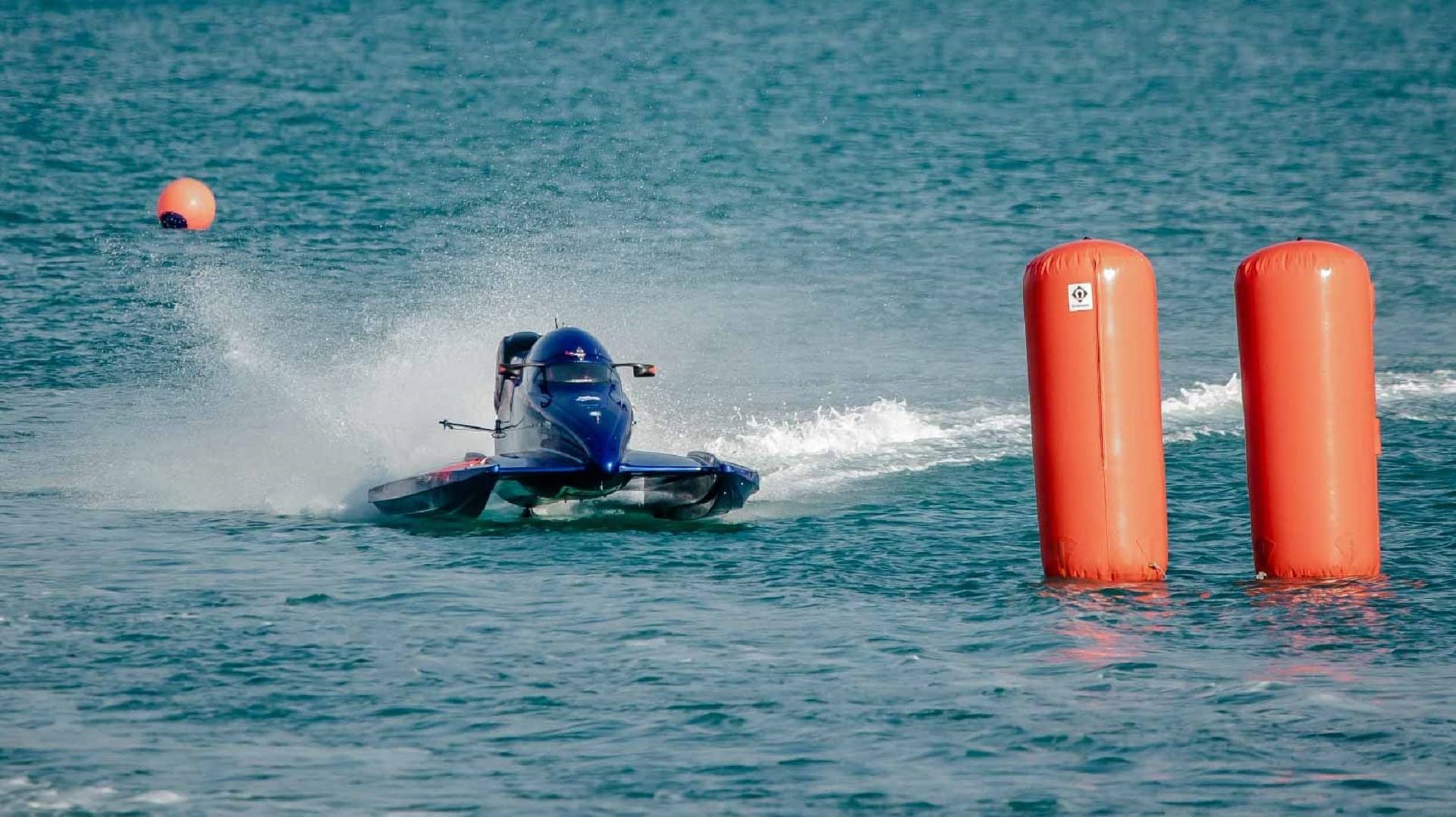 صورة بعنوان: انطلاق المنافسات الختامية من بطولة الإمارات للفورمولا 4 بأبوظبي 