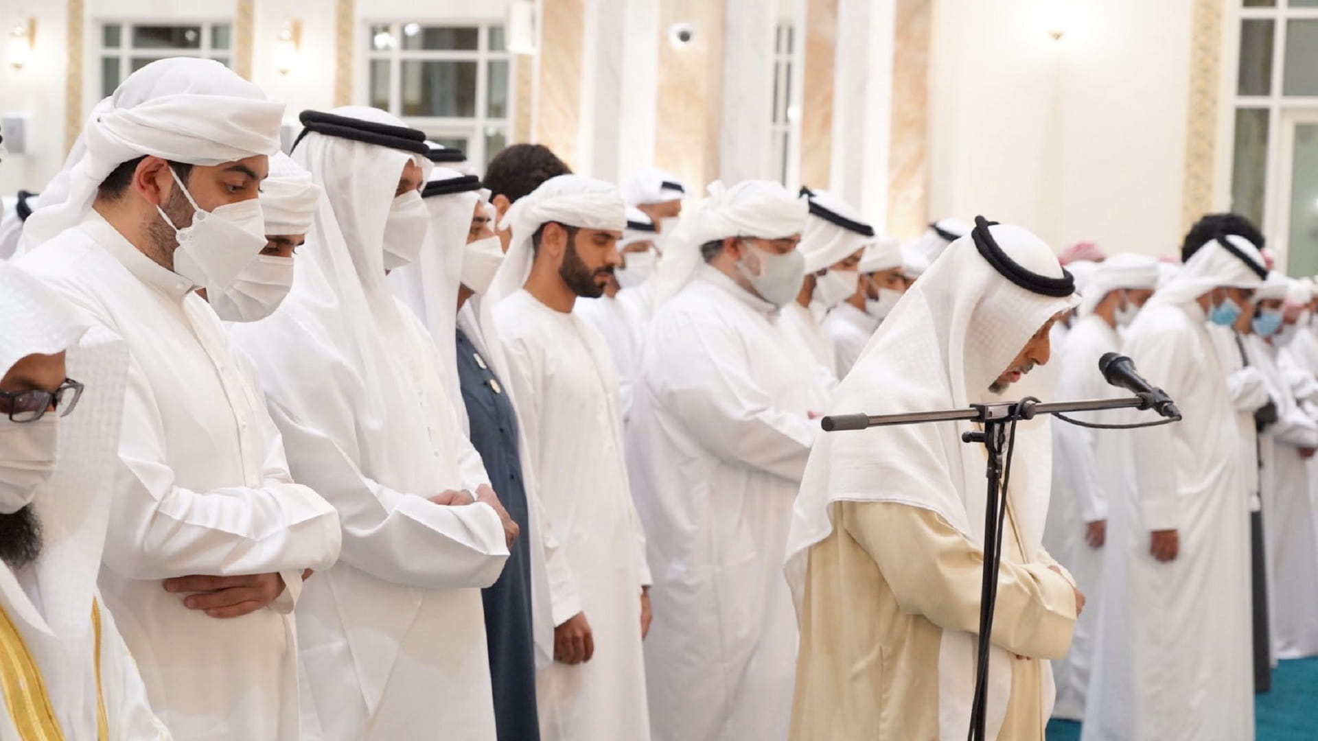 صورة بعنوان: سعود بن صقر وولي عهده يؤديان صلاة الجنازة على جثمان ماجد الفطيم 