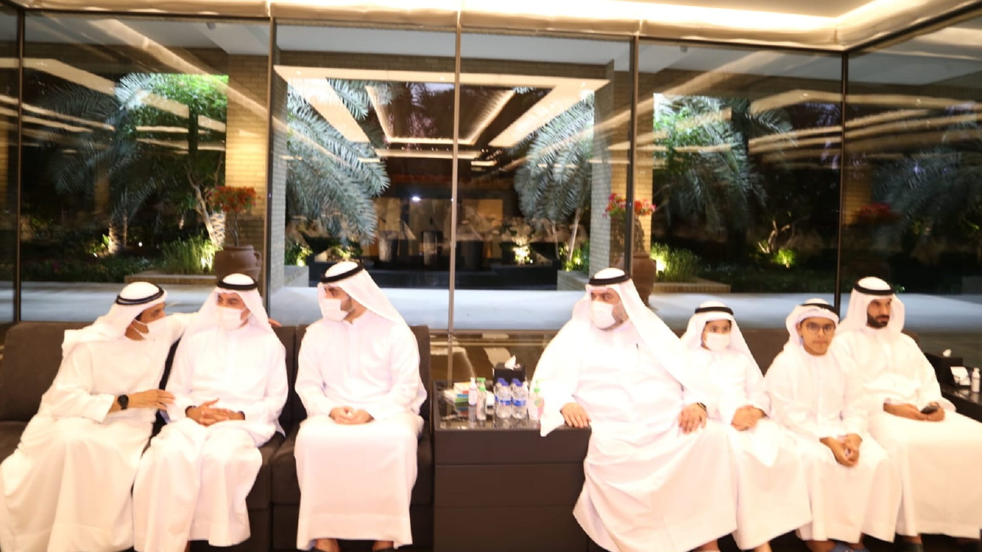 صورة بعنوان: محمد بن مكتوم بن راشد آل مكتوم يقدم واجب العزاء بوفاة ماجد الفطيم 