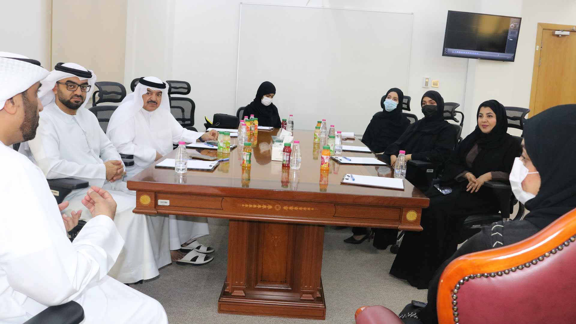 صورة بعنوان: "أسرة استشاري الشارقة" تطلع على جهود محكمة الأسرة  