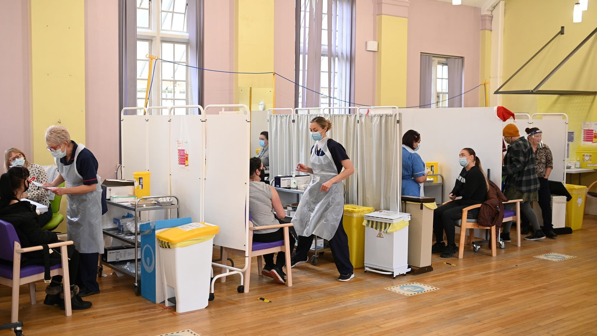 Image for the title: UK reports leap of 10,000 confirmed Omicron coronavirus cases 