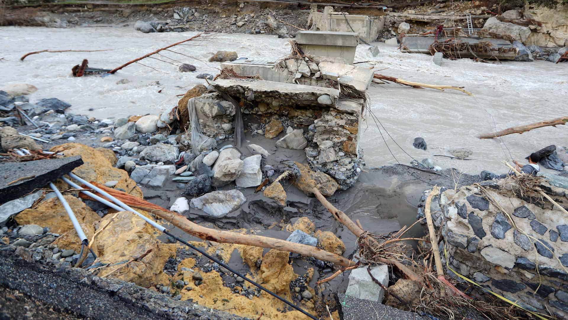 صورة بعنوان: مقتل 4 في انهيار جسر بإقليم هوبي في الصين 