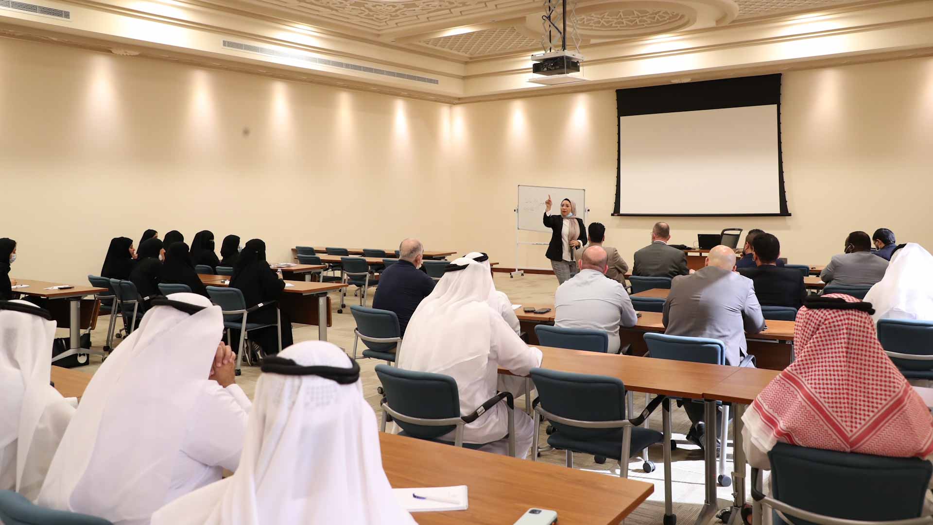 صورة بعنوان: "موارد الشارقة" تناقش سلبيات وإيجابيات جائحة كورونا  