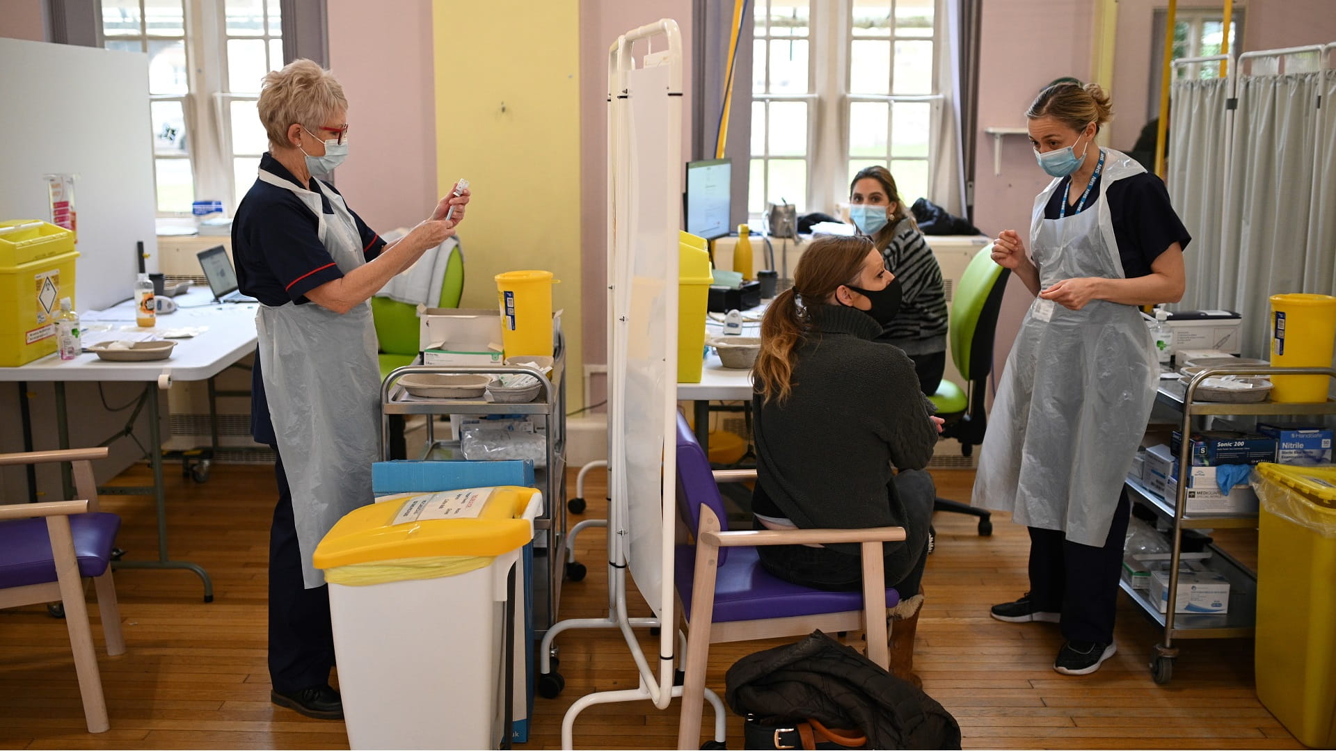 Image for the title: UK reports a further 12,133 confirmed Omicron cases in 24 hours 