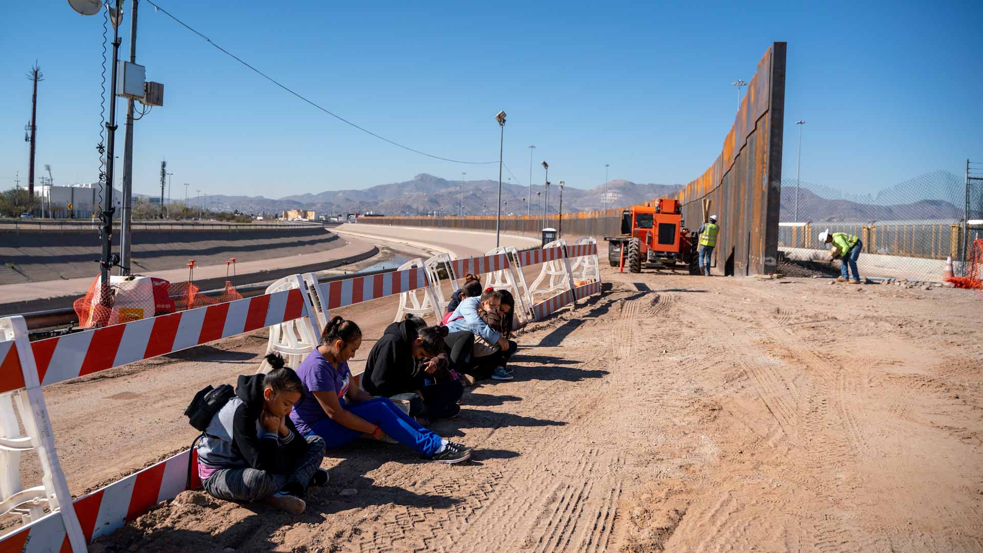 Image for the title: Texas building its own 'wall' on Mexico border: governor 