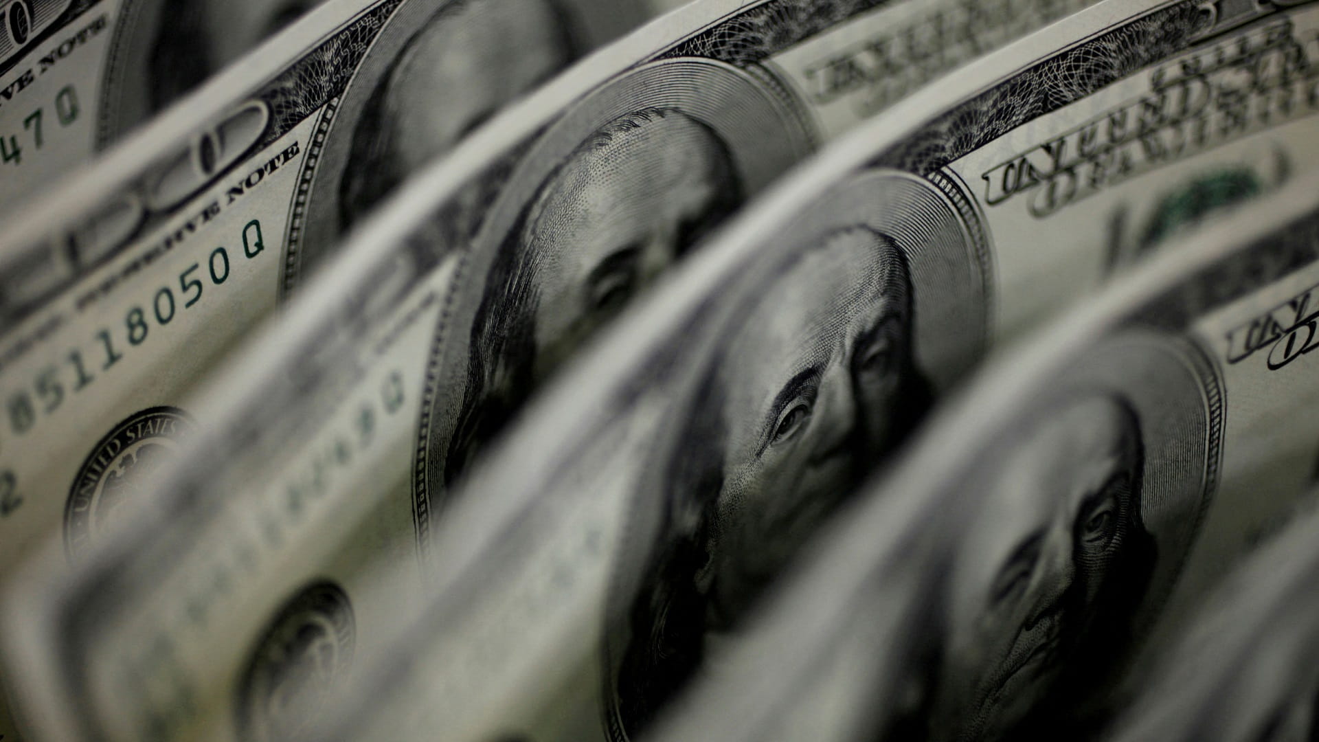 صورة بعنوان: استقرار الدولار مع ارتفاع العملات الحساسة للمخاطر 