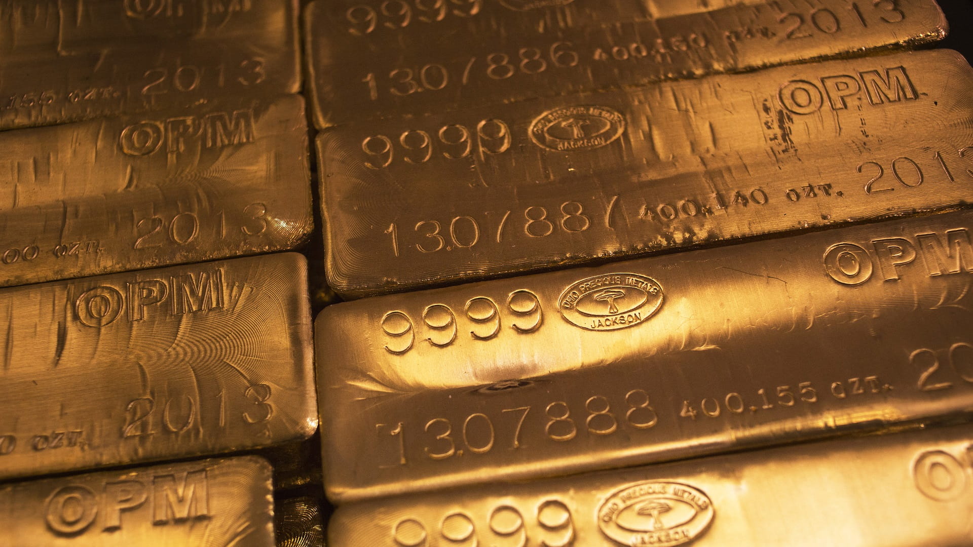 صورة بعنوان: الذهب ينخفض مع استقرار الدولار وصعود الأسهم 