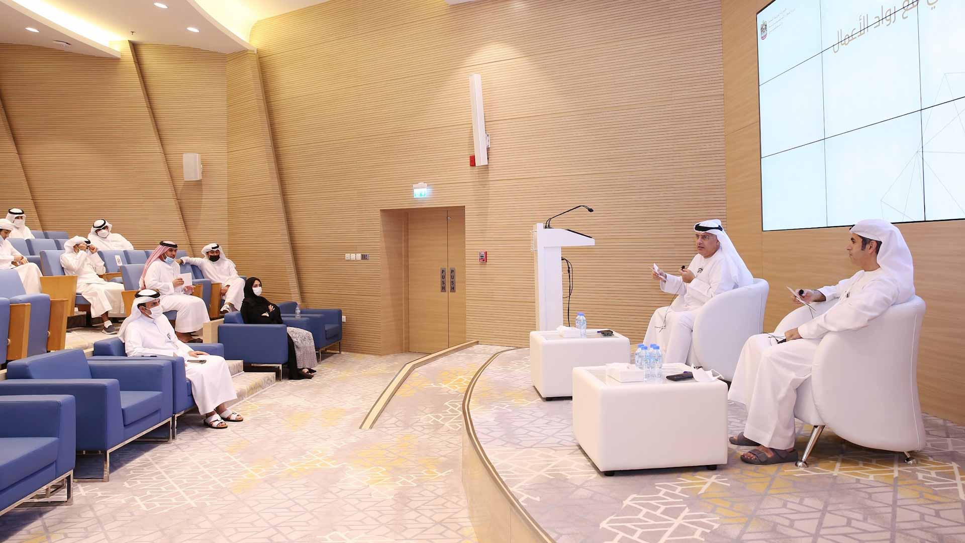 صورة بعنوان: العور يبحث مع رواد أعمال إماراتيين سبل تمكين المشاريع 