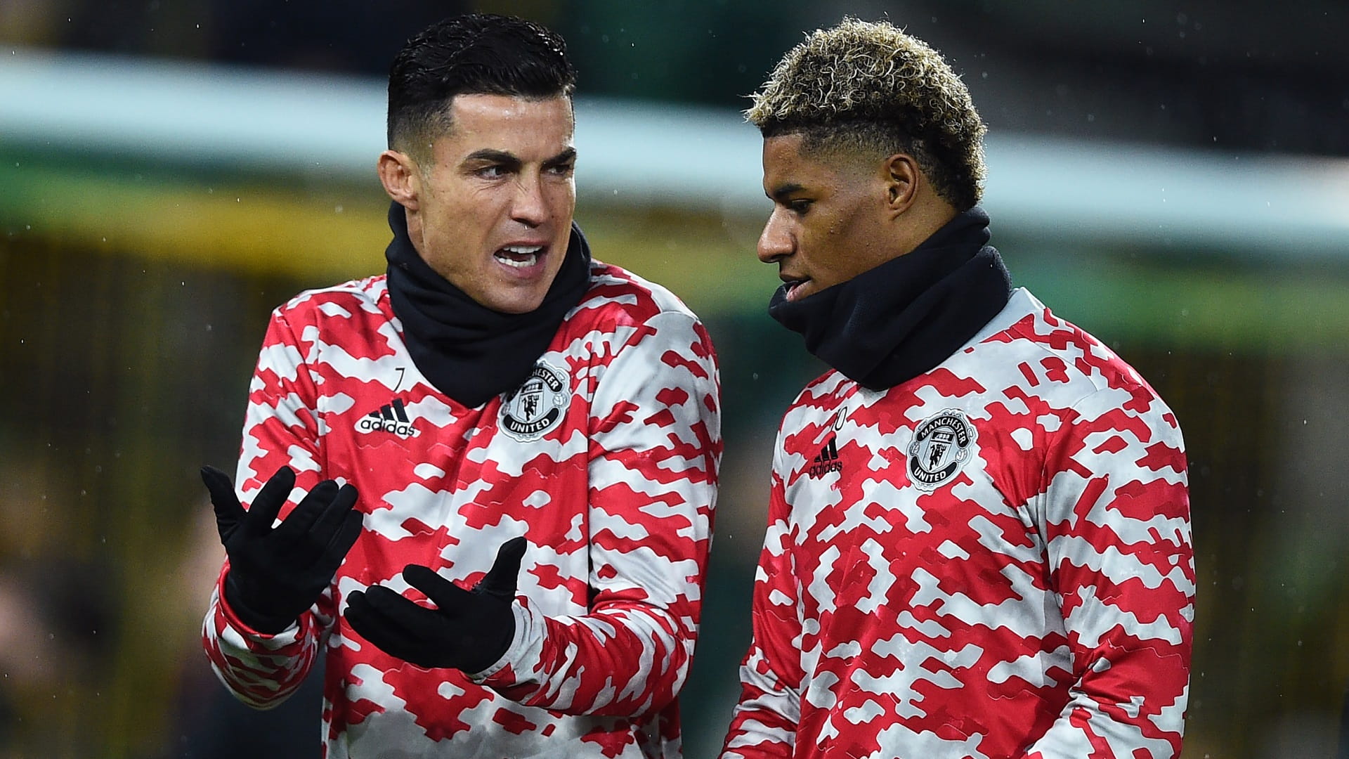 صورة بعنوان: مانشستر يونايتد يتحدى تفشي كورونا ويستأنف تدريباته  