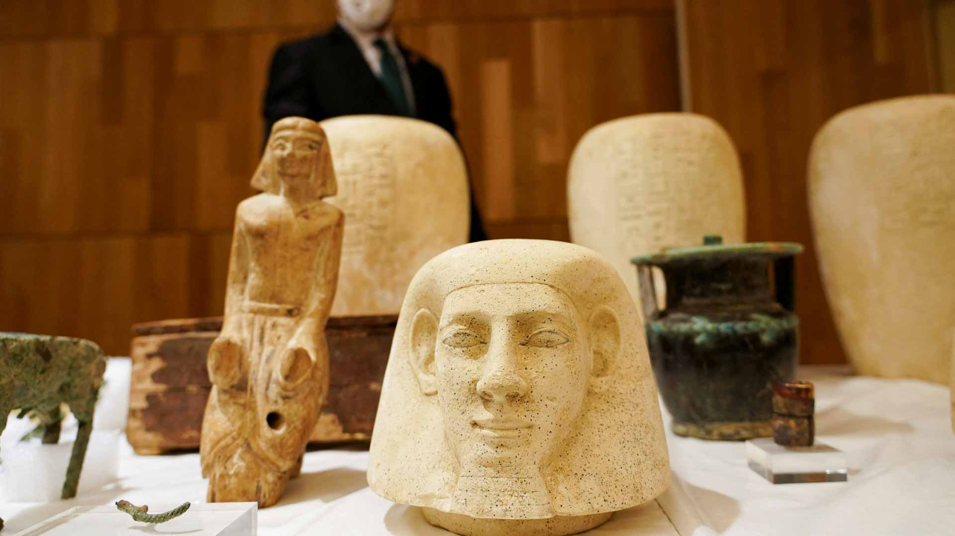 Image for the title: Spain hands back to Egypt antiquities seized from traffickers 