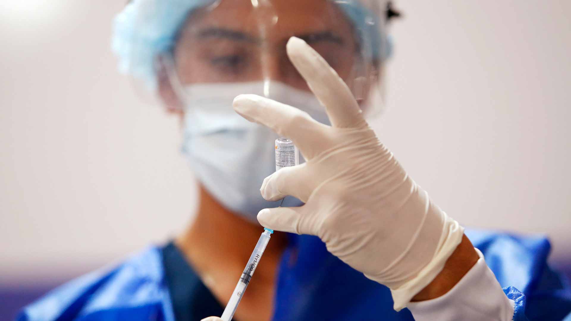 صورة بعنوان: أكسفورد وأسترازينيكا تطوران لقاحاً يتصدى لـ "أوميكرون" 