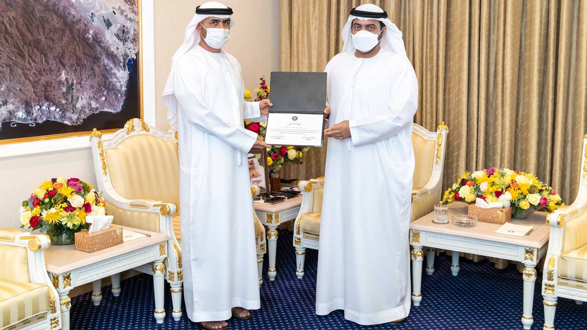 صورة بعنوان: محمد الشرقي يبارك فوز رئيس نيابة الفجيرة بـ "جائزة حامد العثمان" 