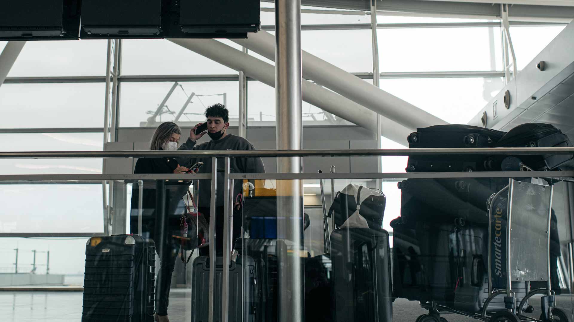 Image for the title: Thousands of flights canceled globally amid Omicron scare 