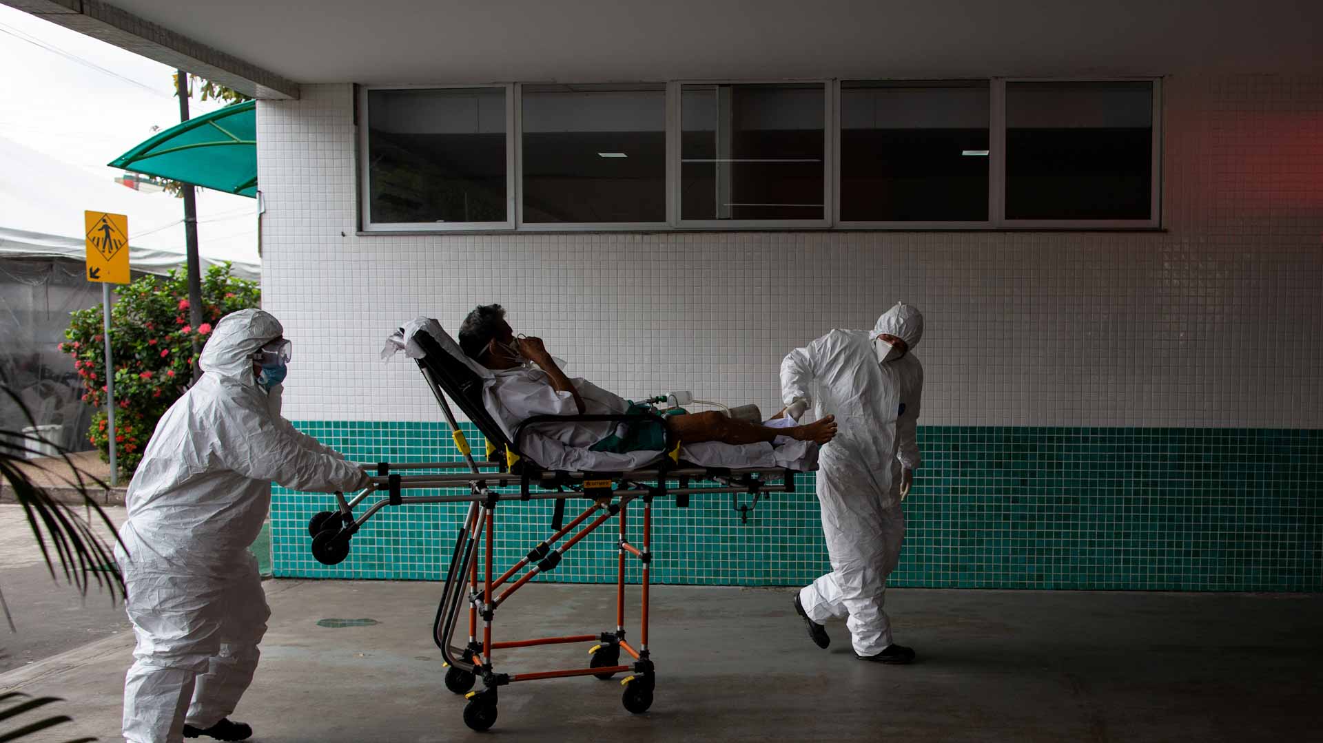 Image for the title: Brazil registers another 164 COVID-19 deaths 