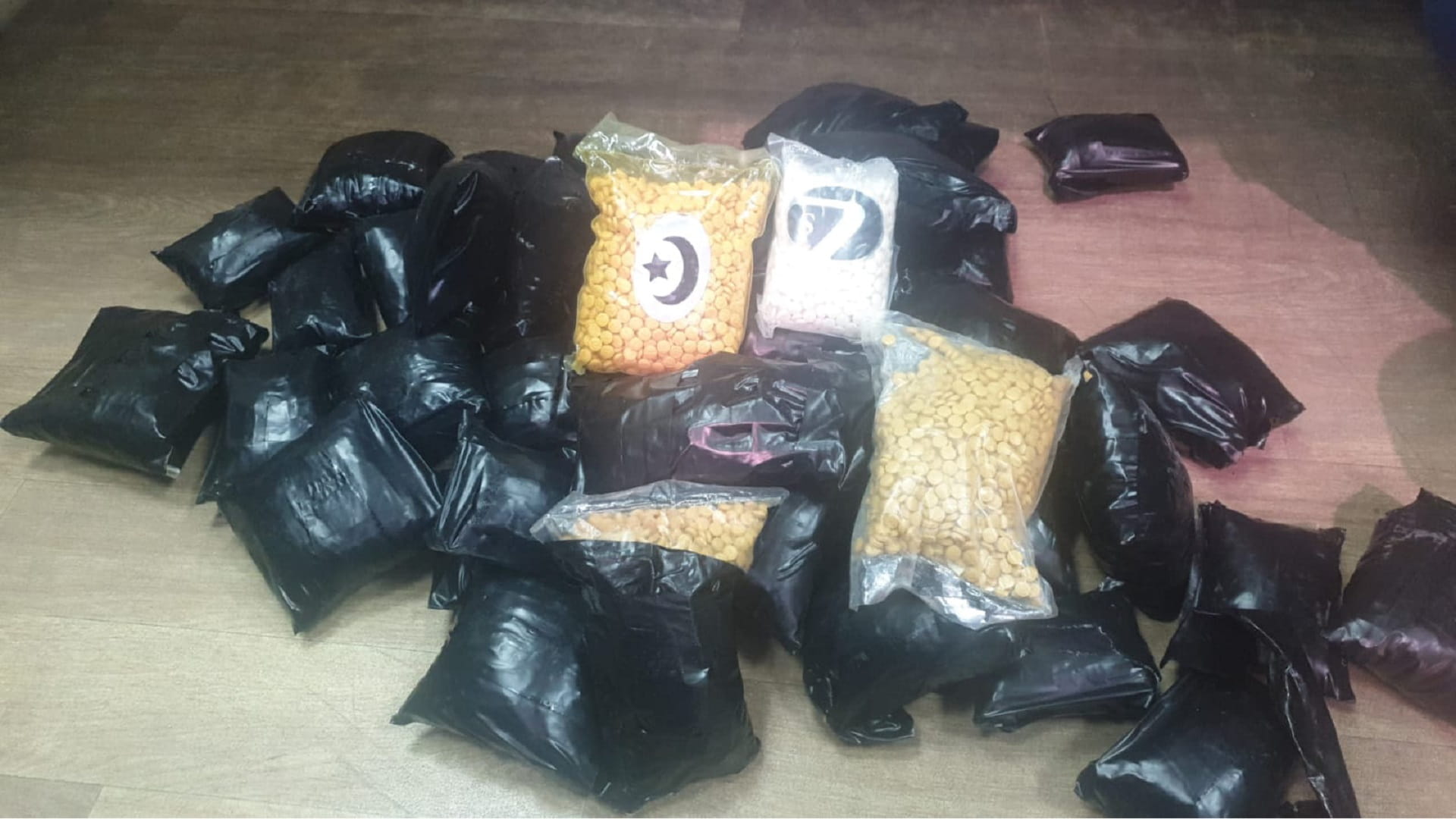 صورة بعنوان: جمارك دبي تحبط محاولة إدخال 79477 قرص كبتاغون مع خليجي 