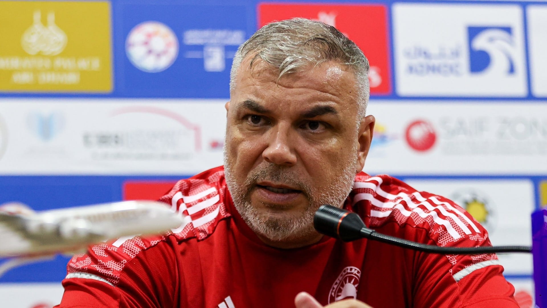 صورة بعنوان: كوزمين يؤكد تطور فريق الشارقة والاستعداد لمباراة بني ياس بالدوري 