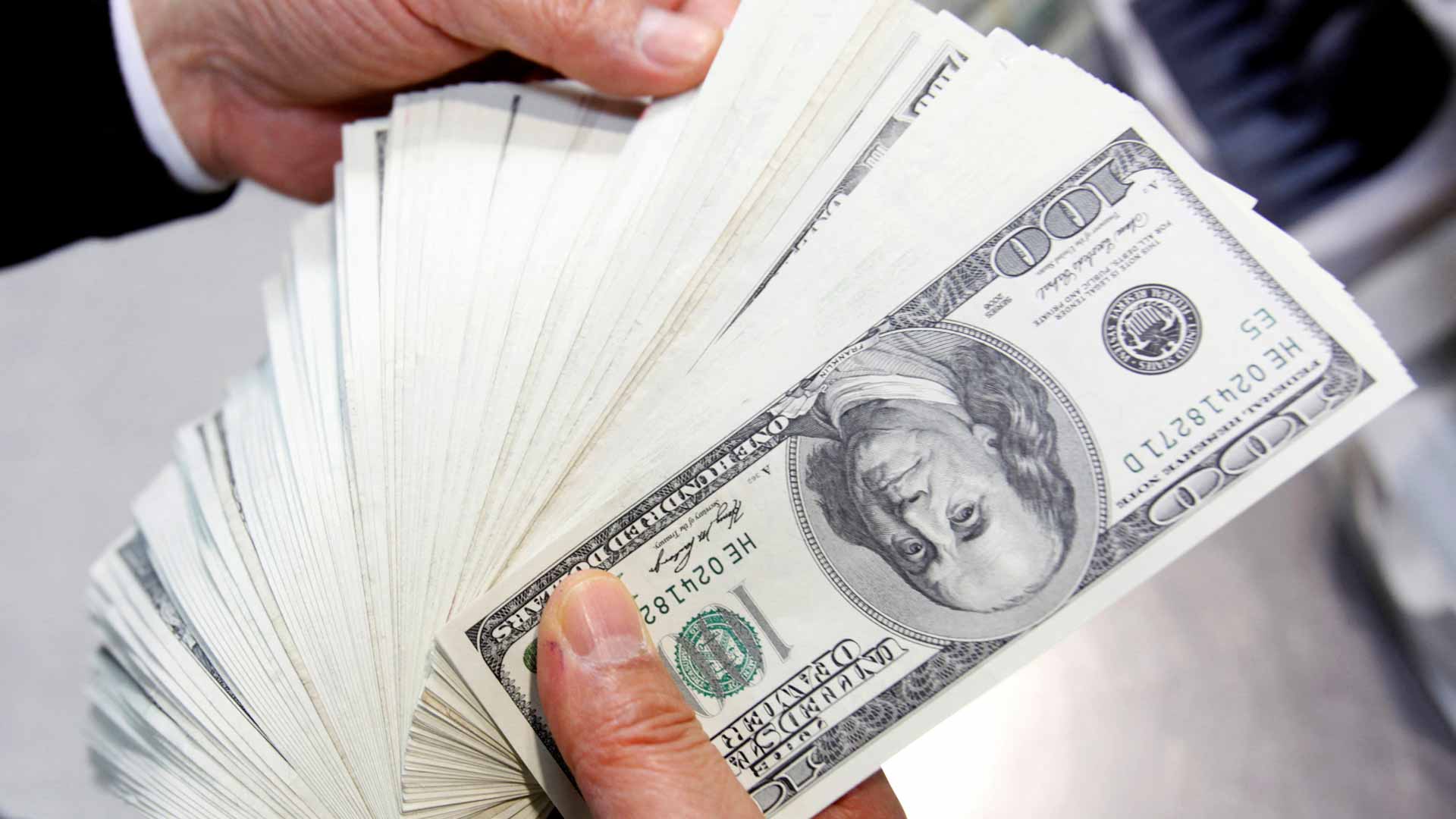 صورة بعنوان: الدولار ينخفض مع زيادة التفاؤل بشأن توقعات الاقتصاد العالمي 