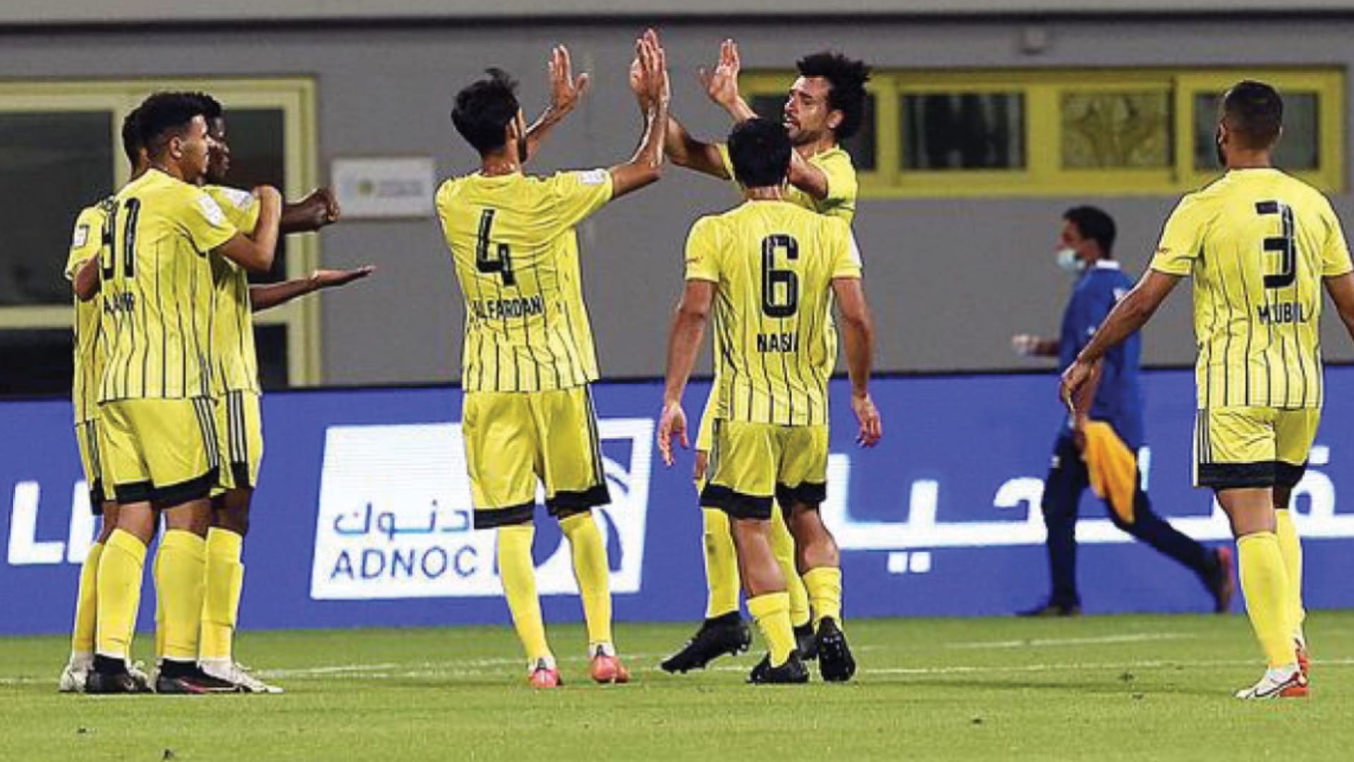 صورة بعنوان: اتحاد كلباء يقلب الطاولة على الوحدة ويلحق به الخسارة الأولى 