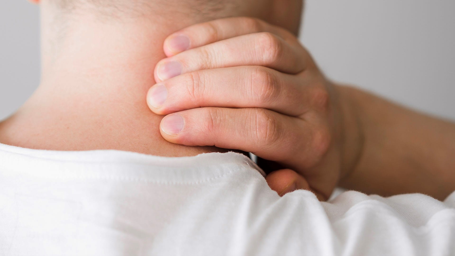 صورة بعنوان: ألم الرقبة  