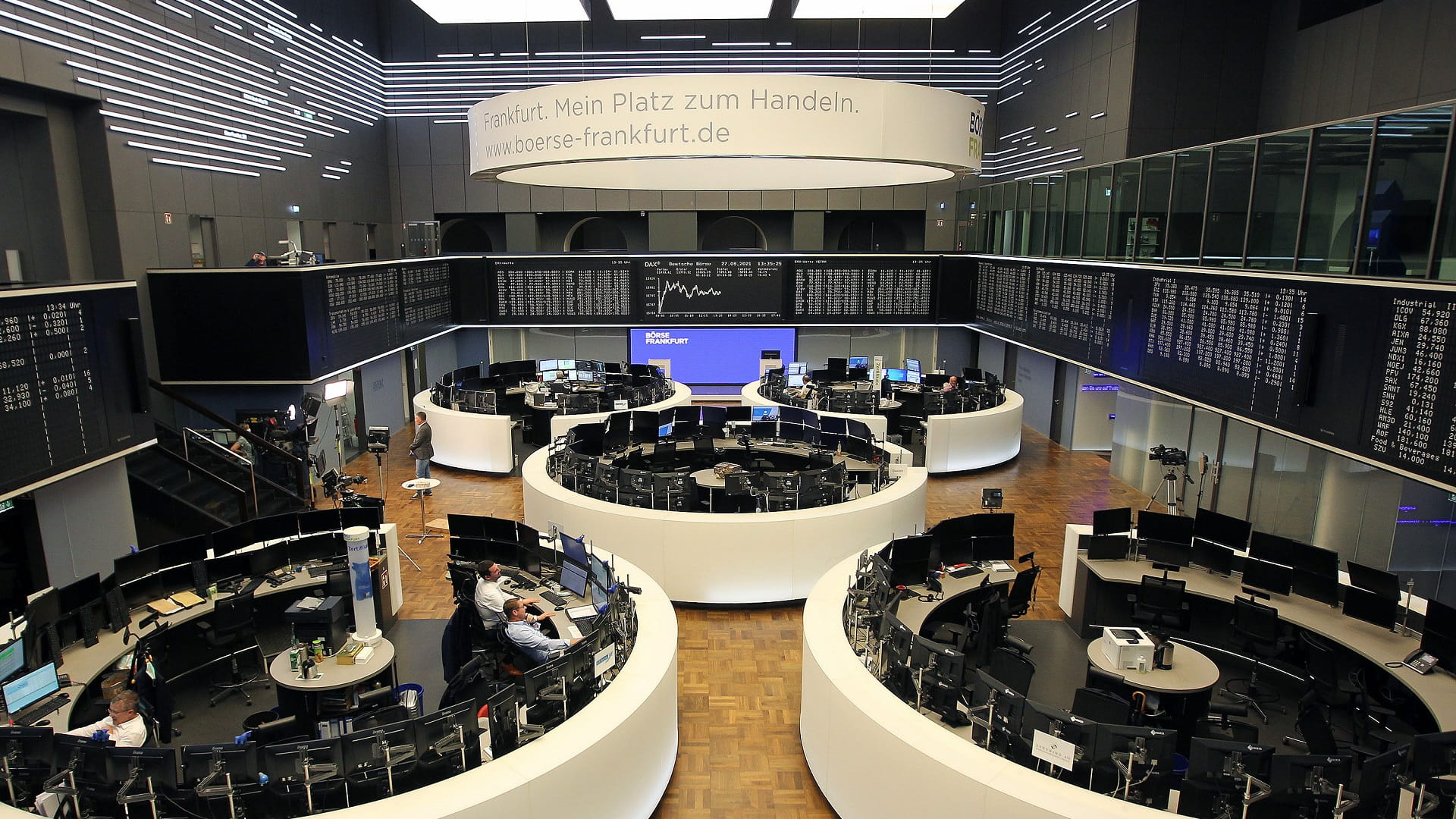 Image for the title: Stocks markets mixed as Omicron spreads 