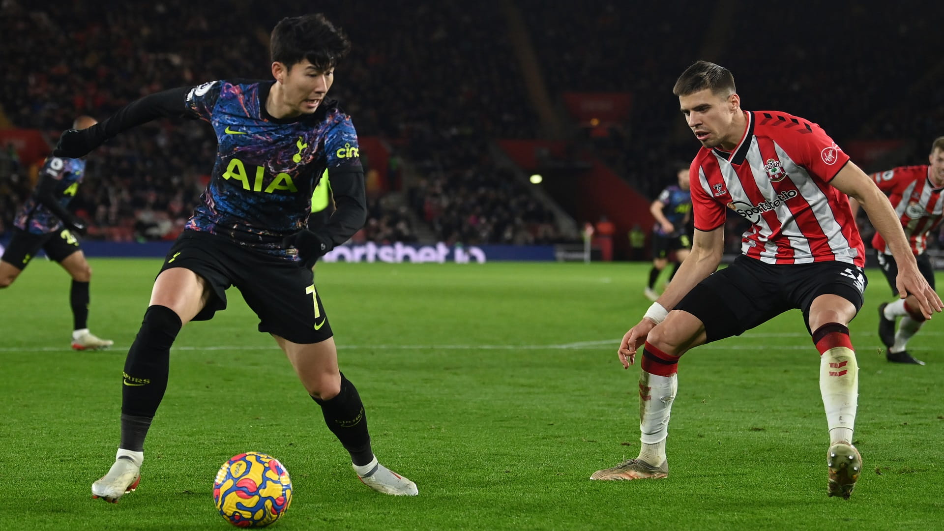 صورة بعنوان: توتنهام يتعثر أمام ساوثهامبتون في الدوري الإنجليزي الممتاز  