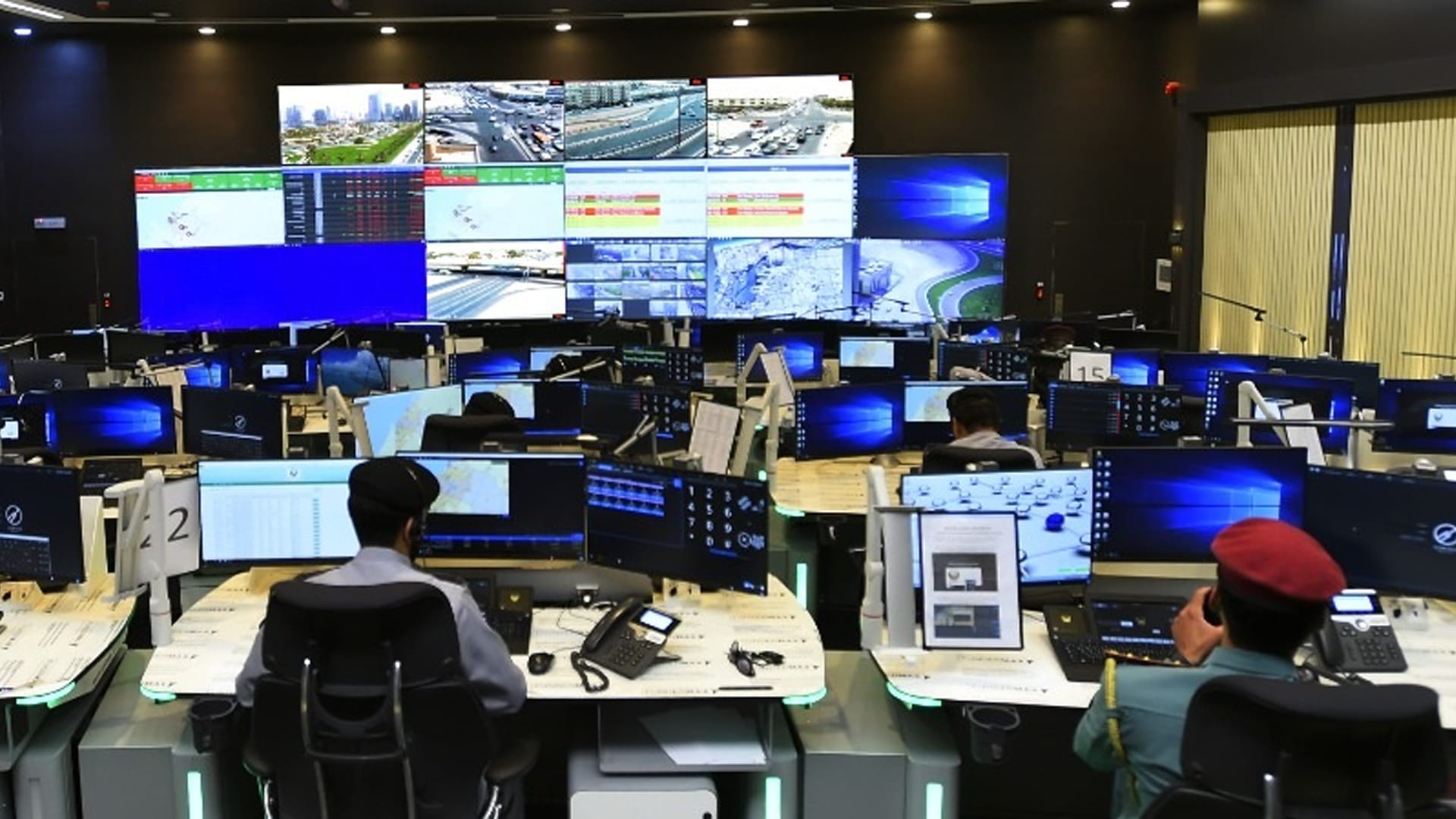 صورة بعنوان: صفر وفيات وعمليات شرطة الشارقة تتلقى 17ألف مكالمة بعطلة رأس السنة 