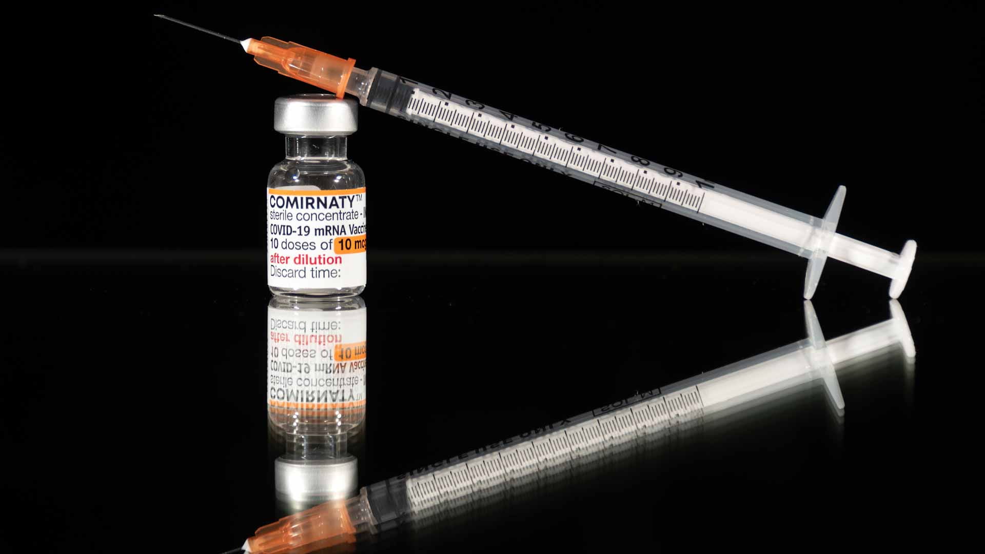 Image for the title: France further tightens COVID measures 